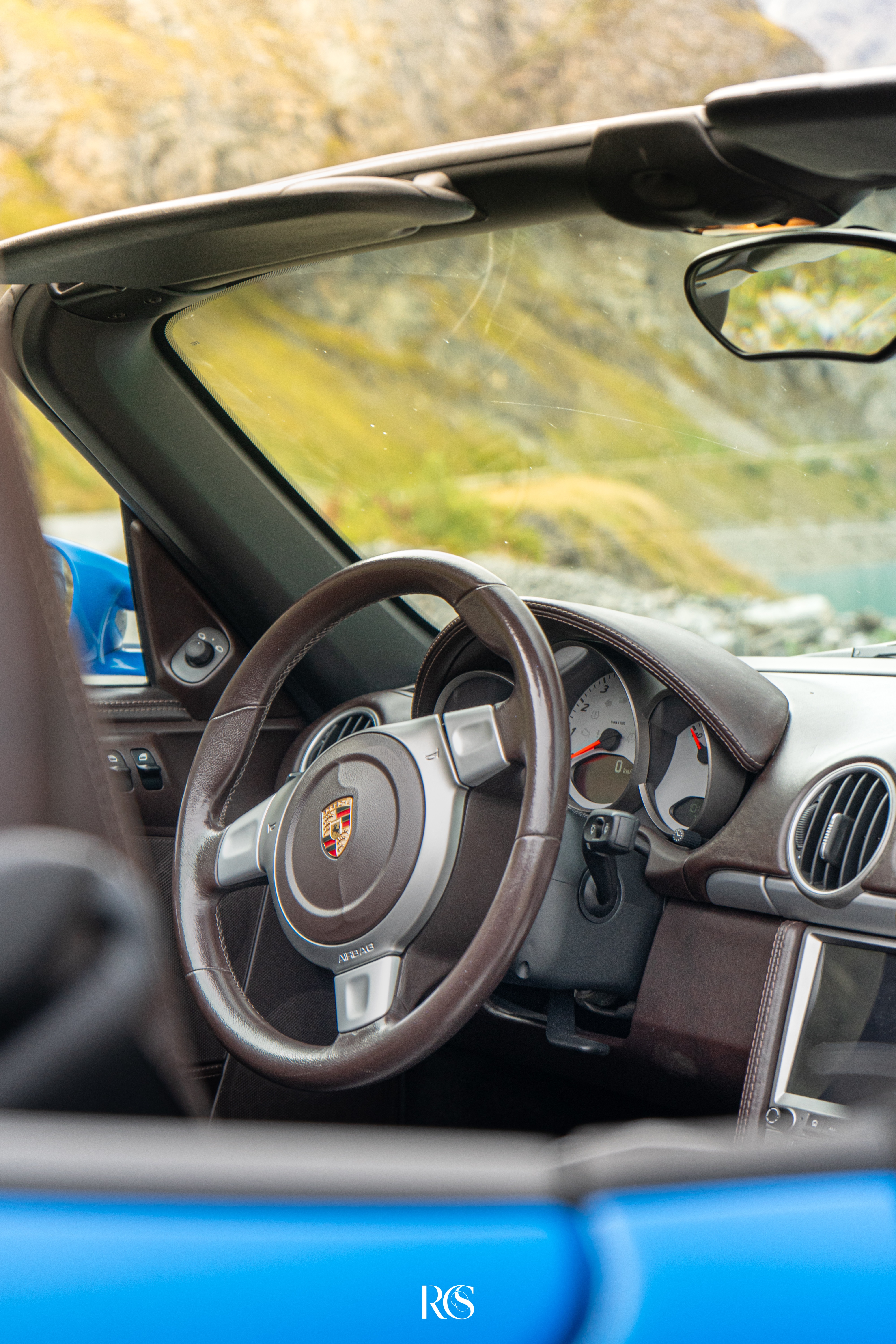 Porsche sur route de montagne, shooting auto premium