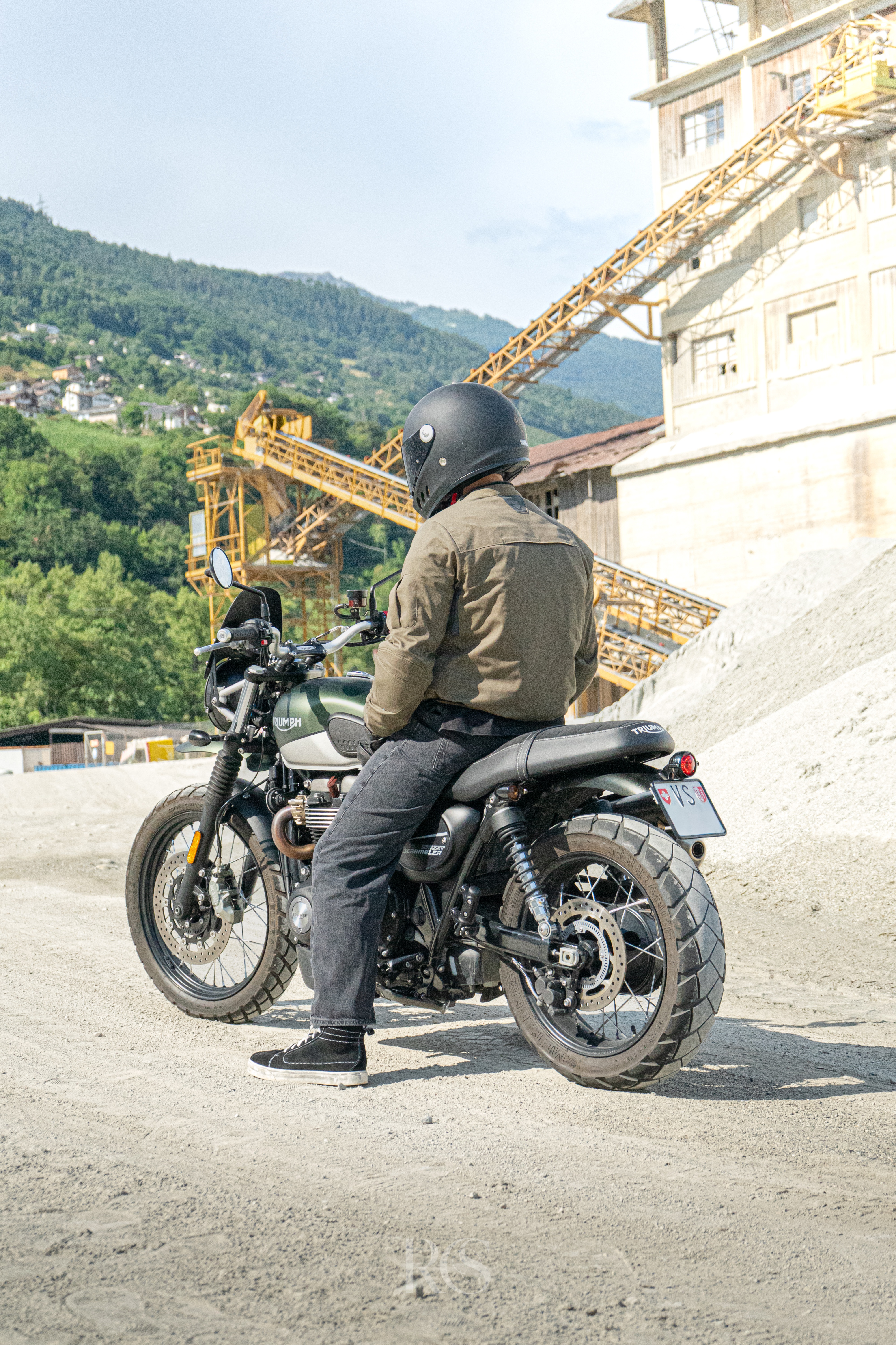 Triumph moto photographiée en extérieur, Suisse