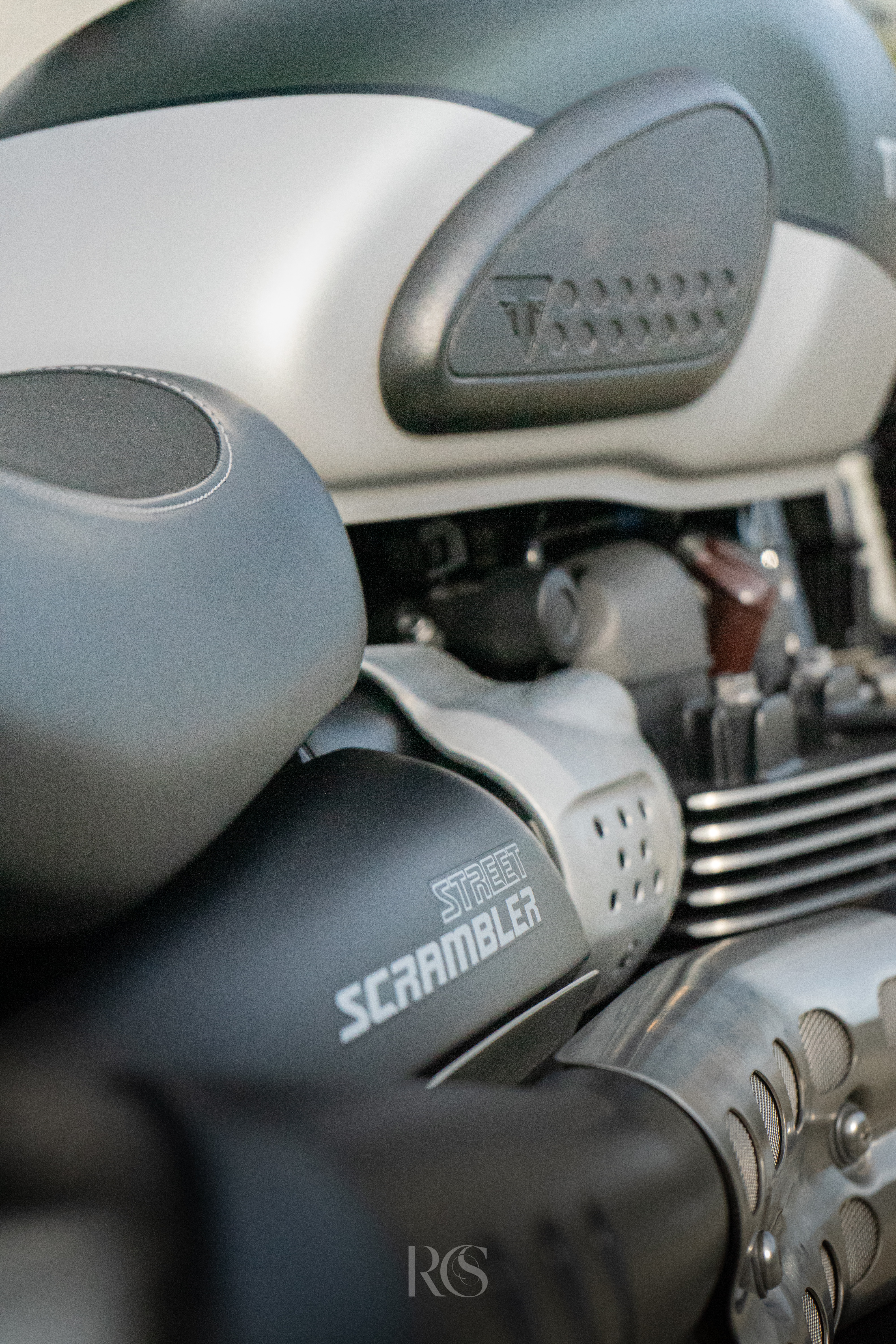 Triumph moto photographiée en extérieur, Suisse