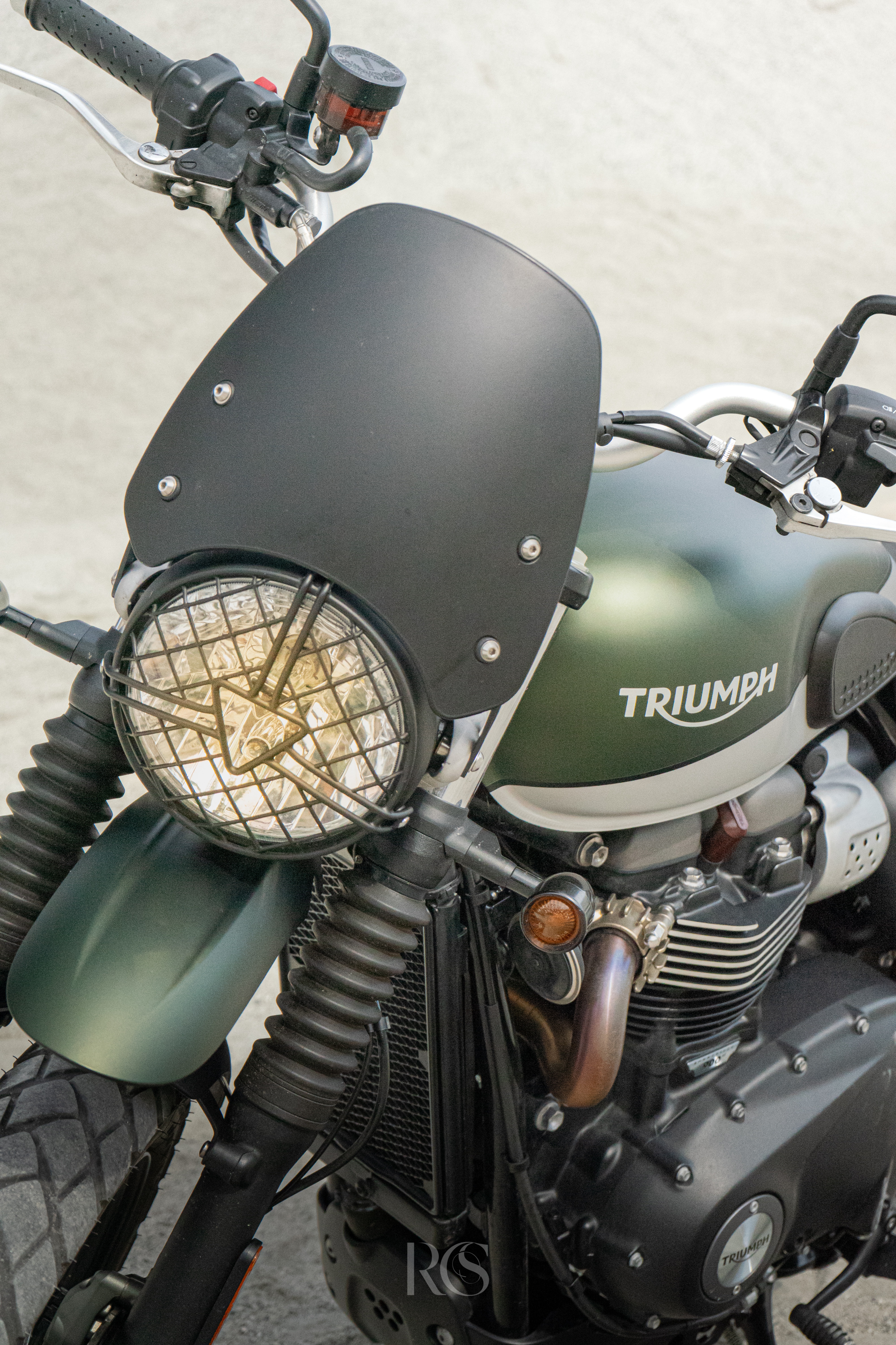 Triumph moto photographiée en extérieur, Suisse